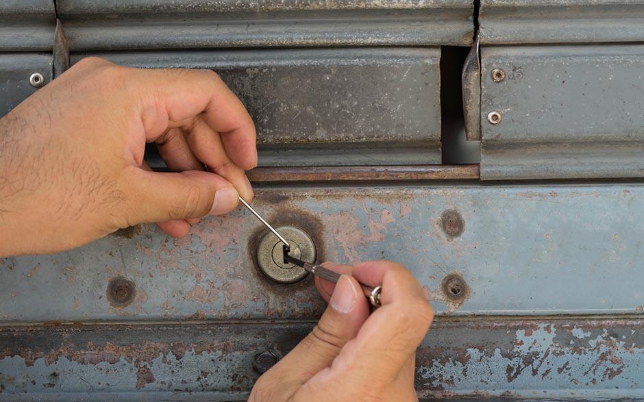 serrurier pour ouverture de porte coincée Paris 4